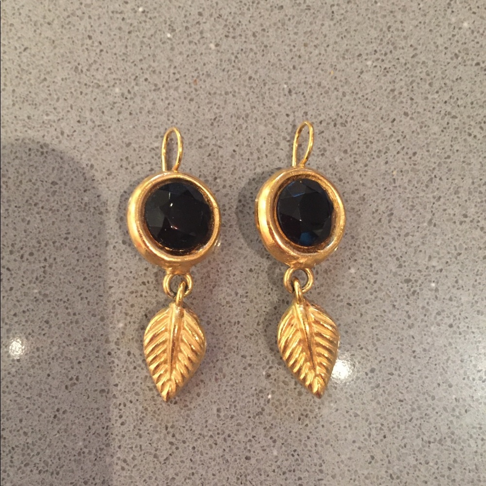 Earrings,Gold metal w/black crystal & leaf dangle